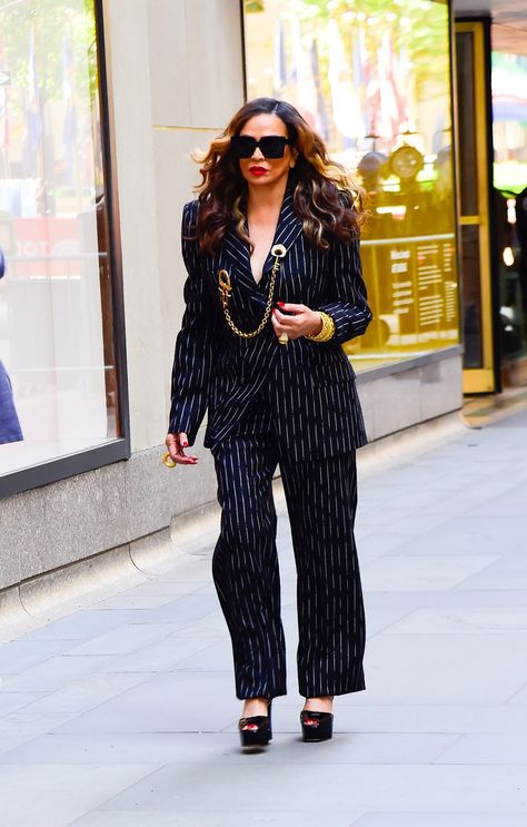 Tina Knowles, Black Future, Essence Festival, Stylish Celebrities, Pinstripe Suit, Pink Blazer, Beauty Awards, Black Culture, Black Suits