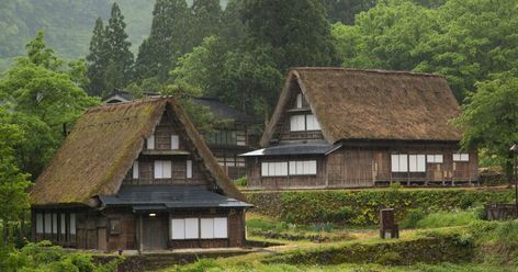 Visit ancient Japanese villages immersed in nature, stay at a traditional Gassho-zukuri inn and discover some deep Japanese culture in Gokayama. Gassho Zukuri, Japanese Shogun, Japanese Villages, Modern Naruto, Genshin Ocs, Japanese Farmhouse, Onna Bugeisha, Gokayama, Moss Gardens