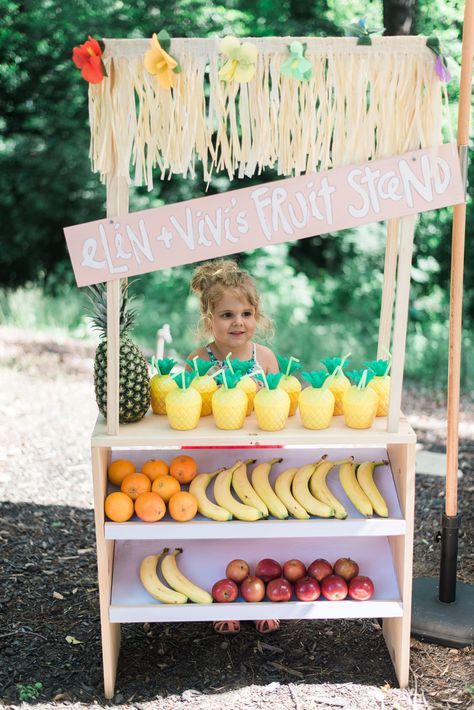 end of the year luau party on LayBabyLay.com Kids Fruit Stand, Twotti Fruity, Lay Baby Lay, Diy Lemonade, Fruit Birthday Party, Aloha Party, Fruity Cake, Fruit Birthday, Fruit Stand