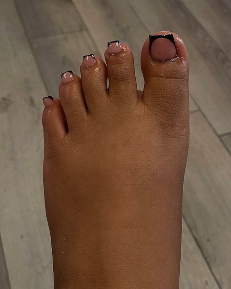 Black French Tip Pedicure, Black French Pedicure, French Pedicure Ideas, Pedicure Routine, French Tip Pedicure, French Toe Nails, French Tip Toes, French Pedicure Designs, French Toes