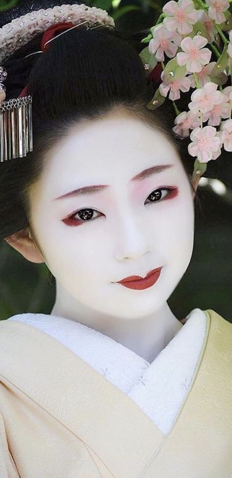 Maiko Geisha, Maiko Kimono, Geisha Photography, Japan Geisha, Geisha Painting, Japan Summer, Japan Temple, Memoirs Of A Geisha, Geisha Art