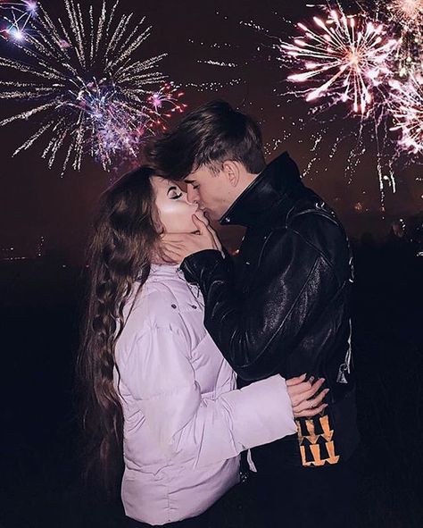 New Year Couple Pictures, New Year Couple, New Years Kiss, Photos Couple Mignon, New Year's Kiss, Romantic Questions, Kiss Pictures, New Year Pictures, Love Couple Images