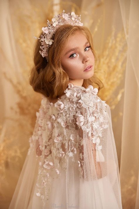 Pentelei 3624 https://www.marelliexclusive.boutique/products/pentelei-3624 First Communion Headpiece, Communion Headpiece, Flower Girl Headpiece, Yellow Evening Dresses, Grey Evening Dresses, Girls Communion Dresses, Champagne Evening Dress, Gold Evening Dresses, King William