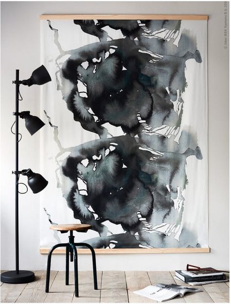 The stylists at Livet Hemma turned a length of their Ikea NATTGLIM fabric into an abstract wall hanging that looks many times more expensive than the total cost of the project. Ikea Art, Big Blank Wall, Hacks Ikea, Diy Wand, Big Wall Art, Decor Ikea, Best Ikea, Kunst Inspiration, Big Art