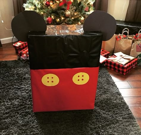 Disney surprise. Disney world gift wrapping. Mickey box. How to wrap magicbands for Christmas. Disney World Trip Reveal, Disney Trip Reveal, Disney World Gifts, Disney Christmas Gifts, Mickey Mouse Gifts, Disney Trip Surprise, Disney Reveal, Disney Surprise, Travel Disney