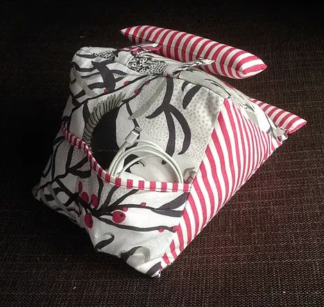 Tutorial: DIY tablet pillow | Sewing tutorials, purses, sewing blog, making handbags Diy Ipad Stand, Making Handbags, Tablet Pillow Stand, Pillow Sewing, Tablet Pillow, Sewing Shorts, Old Towels, Candy Cane Stripes, Small Sewing Projects