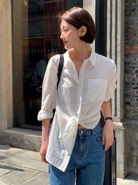 Oversized White Button Down Shirt Outfit Summer, Oversized White Button Up Shirt Outfit, White Tshirt Outfit Casual, Oversized White Button Down Outfits, White Oversized Shirt Outfit, Oversized Button Down Shirt Outfit, Tucked In Shirt Outfit, White Button Down Outfit, White Tshirt Outfit