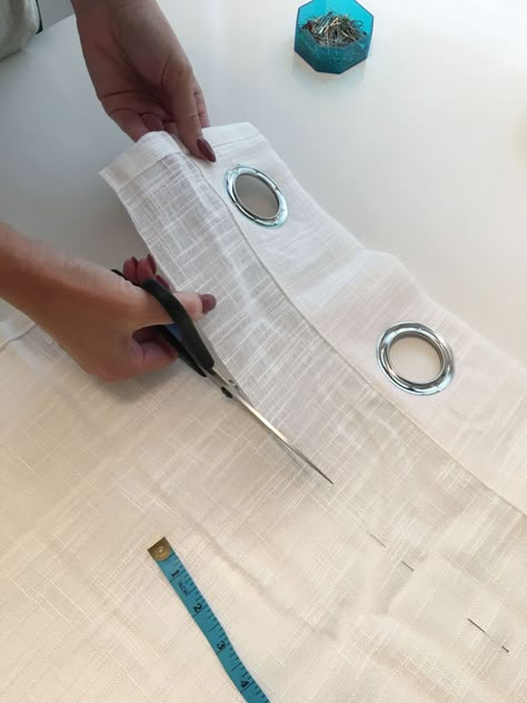 Tenda Tutorial, Pinch Pleat Curtains Diy, Rideaux Boho, Curtains Diy, Grommet Panels, Dining Room Curtains, Pleat Curtains, Pinch Pleat Curtains, Elegant Curtains