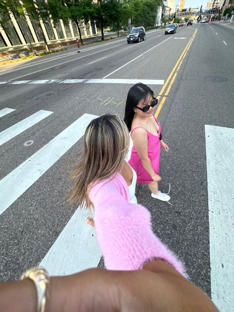 best friend poses, best friend instagram photos, street pics, pink outfits Best Friend Instagram, Poses Best Friend, Bestie Poses, Street Pics, Best Friend Poses, Pics Inspo, Friends Instagram, Friend Poses, Best Friend Pictures