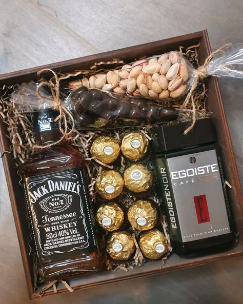 Whiskey Gift Box, Candy Gifts Diy, Diwali Gift Hampers, Father Birthday Gifts, Valentines Gift Box, Bridal Gift Wrapping Ideas, Flower Box Gift, Diy Gift Set, Whiskey Gifts