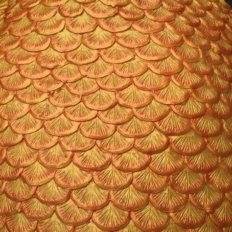 New painting technique! Dual toned scales for that extra bit of realism... Check out this gorgeous gold and orange combo! This will be accompanied with red scale tipping. Midas Aesthetic, Orange Mermaid Tail Aesthetic, Orange Mermaid Tail, Mermaid Tail Texture, H2o Mermaid Tails, Yellow Mermaid Tail, Mermaid Fins, Gold Mermaid Tail, Painting Mermaid