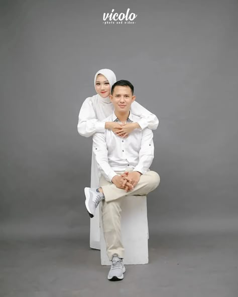 Prewedding Photography Casual, Prewed Indoor, Prewed Studio, Prewedding Studio, Sama Ayang, Pose Prewedding, Foto Prewedding, Pre Wedding Photoshoot Props, Wedding Photo Studio