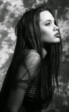 Angelina Jolie Young, Angelina Jolie 90s, Angelina Jolie Photos, Lara Croft, Black And White Portraits, Face Off, Birthday Photoshoot, Model Pictures, Angelina Jolie