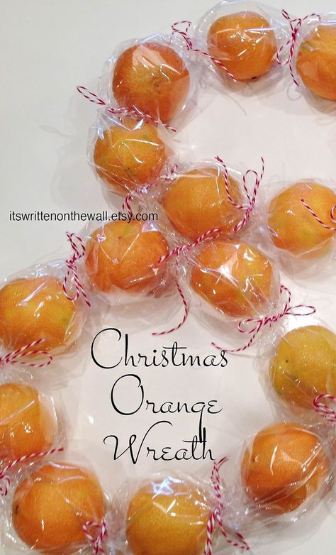 It's Written on the Wall: Neighbor Christmas Gift Idea: Give Oranges for Gifts in a Unique Way! Citrus Wreath Neighbor Christmas Gift Ideas, Christmas Gift Ideas For Neighbors, Xmas Food Gifts, Gift Ideas For Neighbors, Citrus Wreath, Christmas Neighbor Gifts, Neighbor Gift Ideas, Christmas Gifts Homemade, Neighborhood Gifts