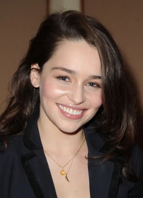 Emilia Clarke Was Criticized For Aging Naturally & It’s Not OK Emilia Clarke Pics, Aging Naturally, Indie Dresses, Keira Knightly, Holly Golightly, Natural Aging, Eye Wrinkle, Look Older, Mother Of Dragons