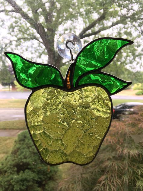 Green apple Apple Sun Catcher Craft, Stained Glass Vegetables, Stained Glass Oranges, Fruit Stained Glass Patterns, Stained Glass Apple, Stained Glass Crafts, Stained Glass Projects, Green Apple, Glass Crafts