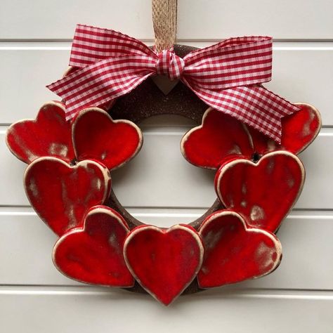 Clay Wall Hanging, Christmas Pottery, Ideas Navidad, Pottery Handbuilding, Fabric Hearts, Clay Wall, Pottery Crafts, Ceramics Projects, Pottery Sculpture