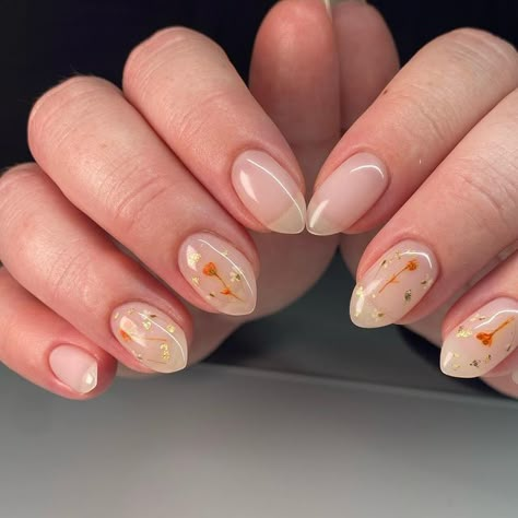 Encapsulated Dried Flower Nails, Flower Incased Nails, Dried Flower Gel Nails, Pressed Flowers Nails, Dried Flower Manicure, Dainty Flower Nails, Dainty Nail Designs, Encapsulated Flower Nails, Dried Flowers Nails