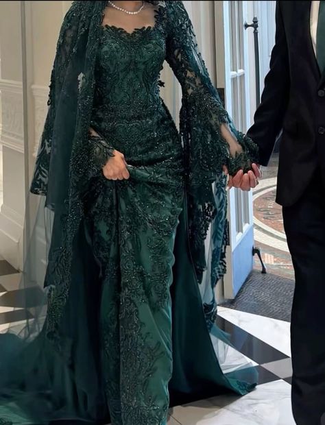 Emerald Green Elegant Dresses, Green Nikkah Dress, Emerald Green Outfit Ideas, Green Nikkah, Nikkah Look, Event Advertisement, Afghan Wedding Dress, Baju Kahwin, Green Wedding Dresses