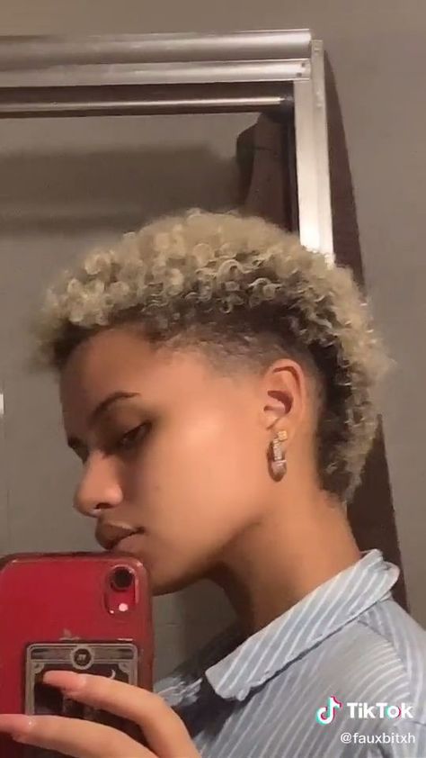 Afro Mullet Black Women, 4c Mullet, Afro Mullet, Baby Mullet, Natural Hair Haircuts, Haircuts Women, Short Hair Designs, Androgynous Hair, Shaved Side Hairstyles