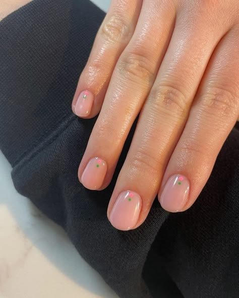 Nail Colour For Short Nails, Short Nails With Short Nail Beds, Short Oval Nails For Work, Gel On Short Nails Natural, Simple Short Round Nails, Colours For Short Nails, Round Gel Nails Short, Shellac Manicure Short Nails, Nails For Short Nail Beds