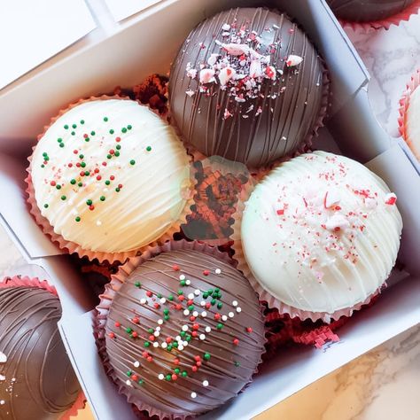 Hot Chocolate Balls, Dessert With Chocolate, Hot Cocoa Bomb, Hot Chocolate Cocoa, Chocolate Pieces, Peppermint Hot Cocoa, Halloween Sensory, Hot Chocolate Gift, Chocolate Balls