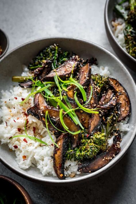 These savoury, Japanese-inspired teriyaki mushroom bowls are a quick and easy vegetarian weeknight dinner.   crowdedkitchen.com Bhudda Bowls, Dinner With Mushrooms, Food Mushrooms, Crowded Kitchen, Lentil Bolognese, Easy Vegan Dinner, Vegan Dinner, Vegan Dinner Recipes, Easy Weeknight Meals