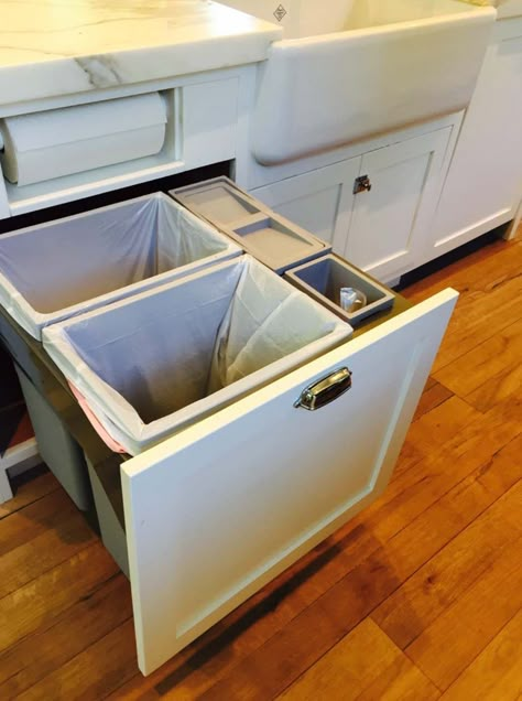 Compost bucket integrated into garbage/recycle bin pullout! 1960s Kitchen Remodel, Colonial Kitchen Remodel, Mobile Home Kitchen, Galley Kitchen Remodel, Farmhouse Kitchen Remodel, Floor Remodel, Casa Container, Kitchen Farmhouse, Kitchen Decorating