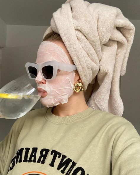 Manifest Board, Face Mask Aesthetic, Aesthetic Skincare, Branding Photoshoot Inspiration, Spa Day At Home, Instagram Content, Mascara Facial, Photo Mask, Branding Photoshoot