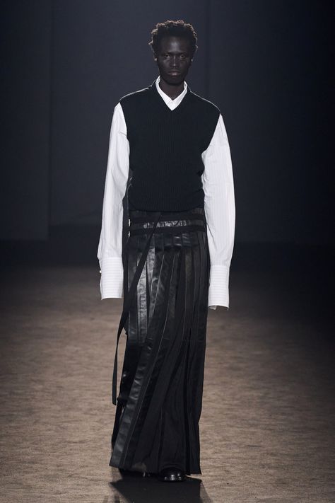 Ann Demeulemeester Fall 2024 Ready-to-Wear
https://www.vogue.com/fashion-shows/fall-2024-ready-to-wear/ann-demeulemeester/slideshow/collection#8 September Fashion, Model Inspo, Ann Demeulemeester, Mode Inspo, 가을 패션, Black White Fashion, Runway Models, Fall 2024, White Fashion