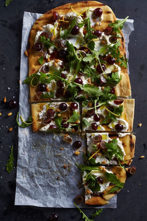 Tiffani Thiessen’s Pizza with Ricotta, Arugula and Grapes Recipe Grape Pizza, Pizza With Ricotta, Ricotta Pizza, Refrigerated Pizza Dough, Creative Pizza, Tiffani Thiessen, Grape Recipes, Oscars Red Carpet, Chocolate Popcorn