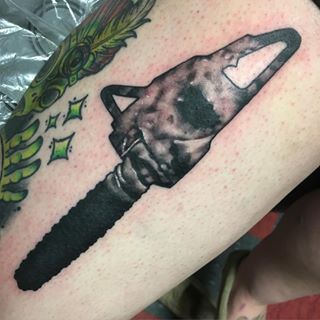 Daria Tattoo, Chainsaw Tattoo, Horror Sleeve, Halloween Tattoos Sleeve, Horror Movie Tattoos, Funky Tattoos, Movie Tattoo, Movie Tattoos, Texas Chainsaw