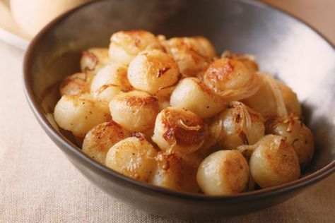 Sweet tender bay scallops sauteed with garlic and served with parsley and lemon. Serve this garlic and scallops recipe with rice or pasta. Bay Scallops Sauteed, Cipollini Onions, Scallop Recipes, Culinary School, Onion Recipes, Seafood Dishes, Fish And Seafood, Seafood Recipes, Seafood