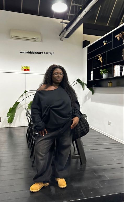 Chill Plus Size Outfits, Black Curvy Women Outfits, Midsize Black Woman, Streetwear Plus Size Women, Alt Black Woman, Curvy Streetwear, Plus Size Style Inspiration, Black Tomboy, Goth Plus Size