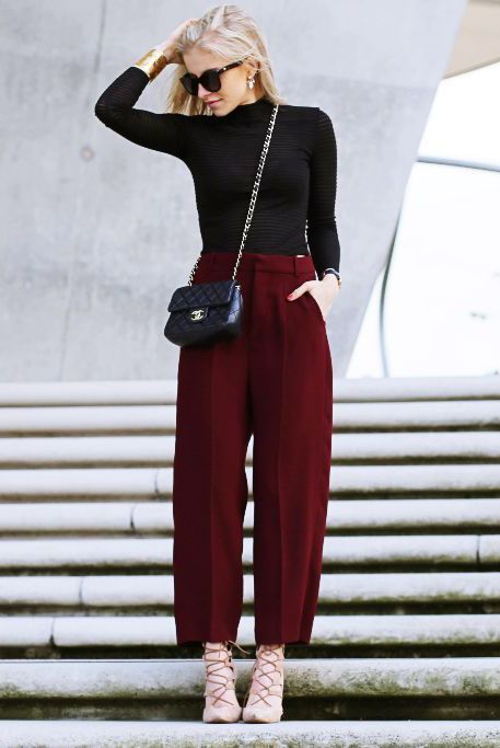 Black Top & Bordeaux Cropped Pants. Minimal Business Casual, Turtle Neck Outfits, Beige Fashion, 2014 Fashion Trends, Casual Office Wear, Blogger Street Style, Winter Street, Dressy Fashion, Outfits Black