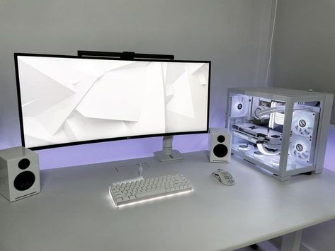 White Gaming Setup, White Desk Setup, Set Up Gamer, Gaming Desk Setup, Setup Gamer, Dream Desk, Computer Setups, Computer Set, Gamer Tags