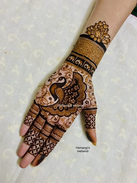 Mehendi Designs With Figures, Peacock Mehndi, Peacock Mehndi Designs, Mehndi Ideas, Wedding Mehendi, Front Mehndi Design, Arabic Henna Designs, Mehndi Designs 2018, Mehndi Designs Bridal Hands