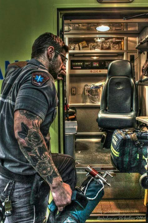 I want to become a E.M.T. (Emergency Medical Technicians) This is one of my Life Goals. Paramedic Wallpaper, Emt Humor, Ems Tattoos, Ems Humor, Paramedic School, Firefighter Art, Brain Surgeon, Firefighter Paramedic, Firefighter Emt