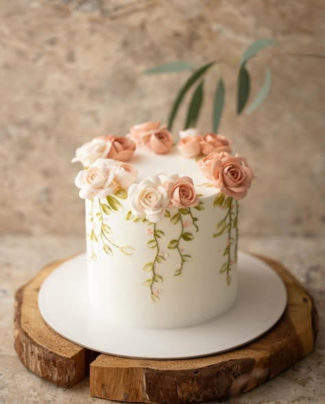 Rose Themed Cake, Cake Design With Flowers, Floral Smash Cake, Simple Floral Cake, 85th Birthday Cake, Bridgerton Cake, Feminine Cake, Vintage Floral Cake, Pink Floral Cake