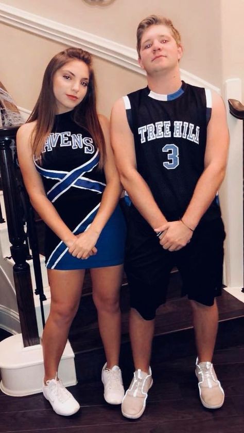 Brooke Davis Costume, Brooke Davis Halloween Costume, One Tree Hill Halloween Costumes, One Tree Hill Costume, One Tree Hill Brooke, Brooke And Lucas, Lucas And Peyton, Duo Costumes, Peyton Sawyer