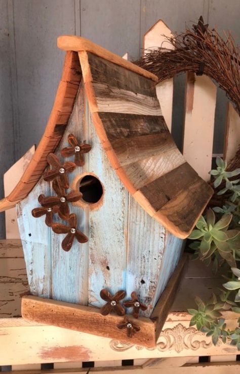 Rustic Bird Feeders, Urban Gardening Ideas, Curved Roof, Homemade Bird Houses, Bird Houses Ideas Diy, Beautiful Birdhouses, Birdhouses Rustic, Bird Home, Garden Birdhouses