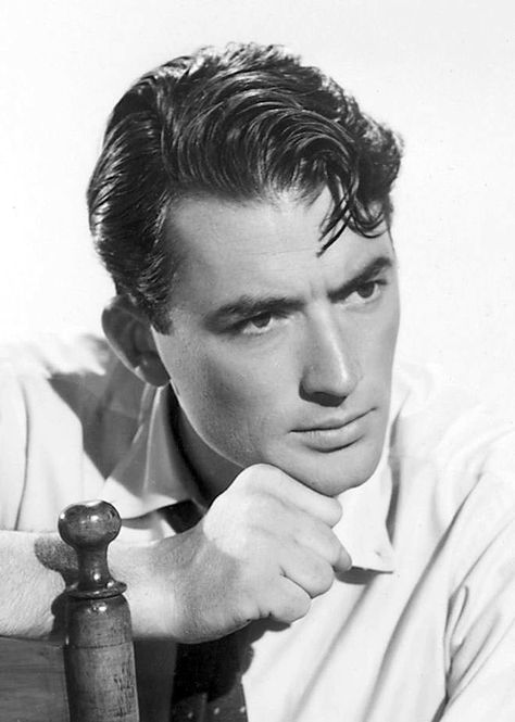 Gregory Peck - my first boyfriend looked just like him, guess you never really forget your first real crush... 1920s Mens Fashion Gatsby, 1920s Mens Hair, Great Gatsby Party Outfit, 1920s Mens Fashion, Stars D'hollywood, 1920s Men, Vintage Comb, Atticus Finch, 1920s Hair