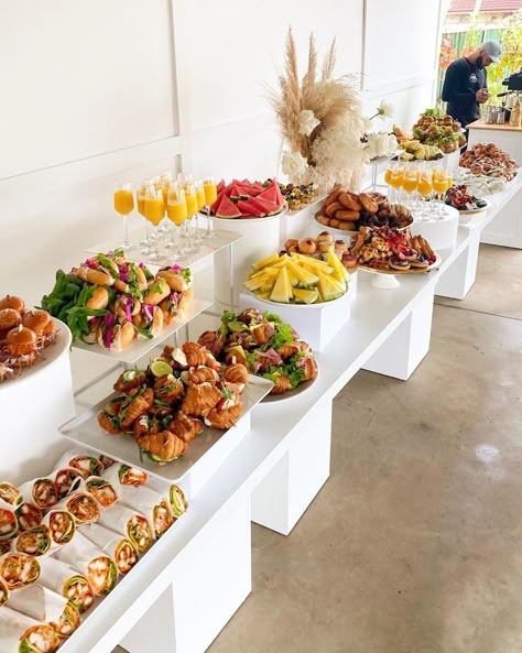 High End Sandwiches, Aesthetic Buffet Table, Aesthetic Wedding Food Table, Brunch Party Food Buffet Tables, Food Set Up, Catering Food Displays, Family Brunch, Food Bars, Decorações Com Comidas