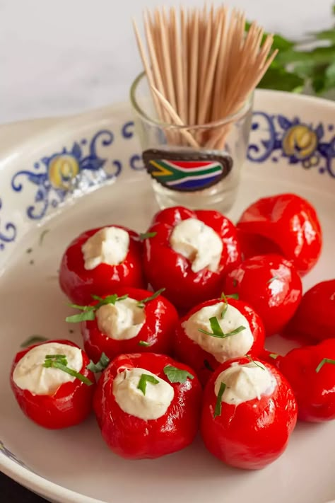 Cream cheese stuffed piquante peppers (Peppadew) – The Tasty Chilli Easter Appetizer Ideas, Easy Easter Appetizers, Stuffed Peppers Appetizer, Cream Cheese Stuffed Peppers, Easter Appetizers Easy, Peppadew Peppers, Easter Appetizers, Breakfast Soup, Easter Snacks