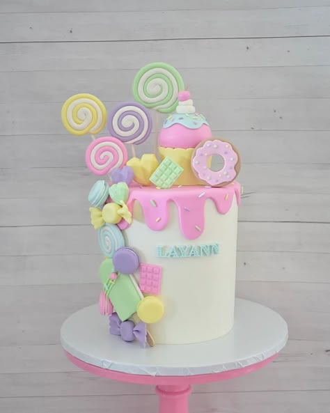 Candyland Fondant Cake, Pink Candy Cake, Sweets Themed Birthday Cake, Candy Theme Birthday Party Cake, Cake Candy Theme, Candyland Cake Ideas, Cake With Candy On Top, Candy Land Cake Ideas, Pastel Candyland Birthday Party