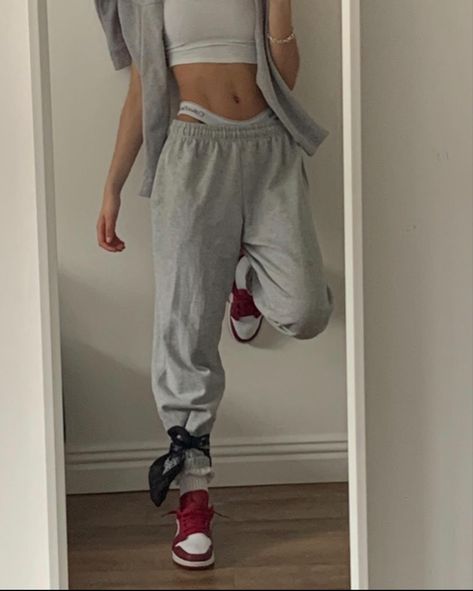 Calvin Klein Outfits Woman, Davide Vavalà, Baggy Pants Outfit, Outfit Ideas School, Calvin Klein Set, Calvin Klein Outfits, Sweats Outfit, Chill Outfits, Retro Outfits