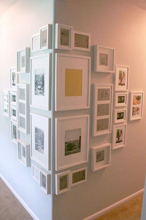 Corner Gallery Wall, Family Pictures On Wall, Koti Diy, Wall Decorating, Frame Ideas, Living Room Photos, Frame Wall, Unique Wall Decor, Home Design Decor