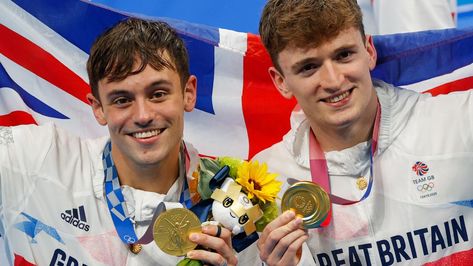 Tom Daley and Matty Lee show off their 10m synchro diving gold medals from the Tokyo 2020 Olympic Games Matty Lee, Adam Peaty, Harvey Milk, Tom Daley, Team Gb, Lgbt Wedding, Tokyo 2020, Tokyo Olympics, Olympic Champion