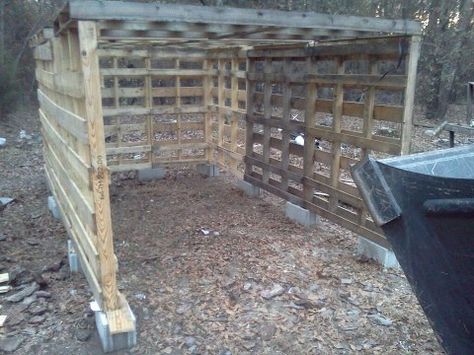 Pallet Sheep Shelter, Pallet Shelter, Wood Pallet Fence, Pasture Shelter, Sheep Shelter, Hay Store, Goat Ideas, Field Shelters, Horse Shed