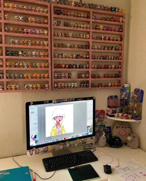 Littlest Pet Shop Display Ideas, Lps House Ideas, Lps Collection Display, Littlest Pet Shop Display, Lps Display Ideas, Lps Organization, Isolation Room, Lps Houses, Storage Display Ideas